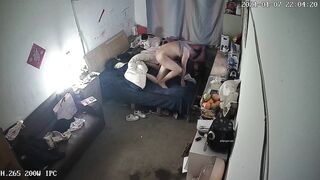《破解家庭网络摄像头》监控偷拍爸爸和妈妈在操逼孩子在一旁淡定玩手机