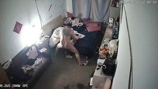 《破解家庭网络摄像头》监控偷拍爸爸和妈妈在操逼孩子在一旁淡定玩手机