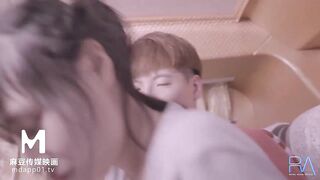 【极乐观光车】导游鲸吞女游客 观光车疯狂猛干 白嫩巨乳女游客的高潮体验地点竟在众多游客面前 高清720P原版首发