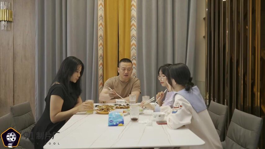 【超推荐❤️会尊享】果冻传媒AV剧情新作-母亲の的新男友4 女儿发小来家玩 遇抓住收债成就疯狂6P 高清720P原版首发