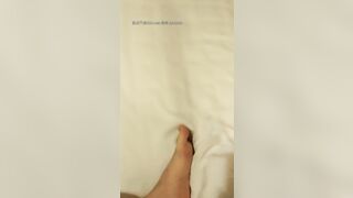 年轻小伙做爱有一套，跟小少妇激情舌吻摸着骚逼吃奶子非常温柔，小少妇给舔乳头口交，压在身下爆草抽插叫的好骚