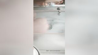 【探花老王】，良家小少妇今夜独守空房，深夜赴小区偷情，沙发床上浴室一直战斗不停，真实紧张刺激好精彩