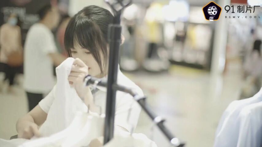 果冻传媒最新出品91CM-107母亲的新男友二偷窥母亲做爱发情女儿深夜自慰遭偷袭