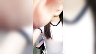 【麻花免费视频】【麻花免费视频】18长相清纯甜美萝莉全裸自摸诱惑，撩起衣服揉捏奶子，脱光光坐椅子上摸逼，毛毛挺浓密掰穴看着非常诱人