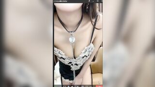 【麻花免费视频】3月9日凌晨平台斗鱼某女神主播深夜点陪玩小姐姐接私活情趣热舞 土豪VIP一对一双视角 黑丝睡裙极致舞骚弄姿 超漂亮 (1)