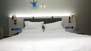 【麻花免费视频】91沈先森带你找外围卡哇伊萌妹，肉肉身材穿上女仆装，开档黑丝抹上润滑油，招牌动作抬腿侧入猛操