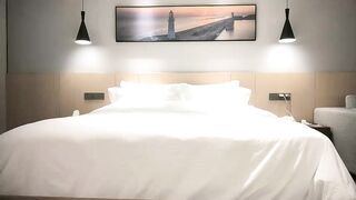 【麻花免费视频】小宝寻花深夜场高素质大圈外围，文静妹子坐在身上揉捏奶子，舌吻跪着口交特写，骑乘抬腿侧入呻吟娇喘享受