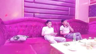 【麻花免费视频】歌厅探花专攻KTV小姐姐，深夜场叫了两个妹子一人一个4P，沙发上翘起屁股后入撞击，抬起双腿猛操晃动大奶子