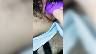 【麻花免费视频】91小哥出租屋露脸约炮美女同事 跳蛋和大鸡巴都无法满足她 最后用手指帮她到了高潮