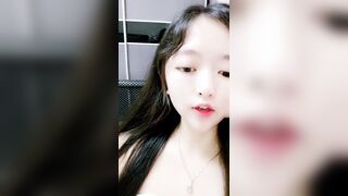 【麻花免费视频】97年童颜卡哇伊红唇新人萌妹露逼诱惑，拨开内裤掰开嫩穴特写，非常粉嫩脱下内裤揉搓奶子，呻吟娇喘好听很是诱人