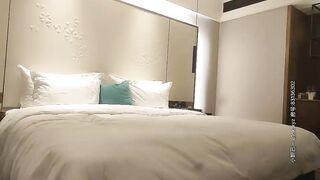 【麻花免费视频】屌哥灬辛选探花绿衣少妇，让穿上吊带情趣装，舔奶摸逼掰穴抽插猛操上位骑坐