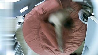 【麻花免费视频】情趣酒店红色大圆床上帝视角偷拍晚上加完班和女同事开房貌似套子不合适都掉到逼里了