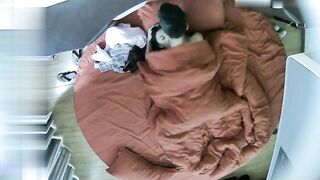 【麻花免费视频】情趣酒店红色大圆床上帝视角偷拍晚上加完班和女同事开房貌似套子不合适都掉到逼里了