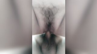 【麻花免费视频】我在玩手机，穿着灰色吊带的妹妹戴着她的大镜子给我口爆，自己上来观音坐莲，后入啪啪啪