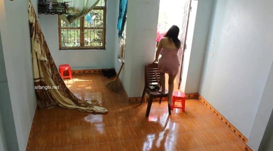 【麻花免费视频】房东出租屋偷装摄像头意外偷拍到新入住的年轻情侣搞卫生刚挂上窗帘就迫不及待在凳子上啪啪了对白清晰
