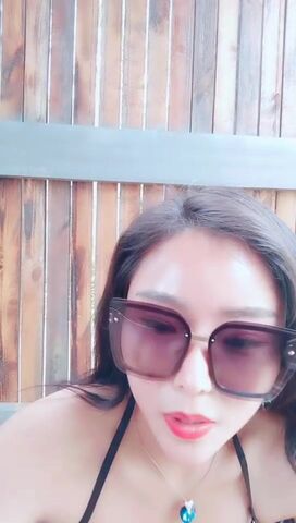 【麻花免费视频】最强户外勾搭美娇娘景区凉亭情趣诱惑勾引幸运大叔 例假刚过急需肉棒 爆菊口爆吞精全是拿手绝活