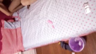 【麻花免费视频】美女夫妻玩出新花样 穿上情趣丝袜找单男玩3P 露脸