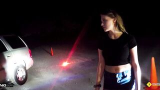 【麻花免费视频】路上小美女汽车出问题修好后却发现没带钱便露出奶子揉捏让鸡巴插进逼逼偿还也想遇见这样的美事啊1080P高清