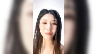 【麻花免费视频】长相甜美新人妹子独自一人在家自慰，脱下裙子揉捏大奶子，假屌深喉口交特写抽插，毛毛浓密跳蛋塞入浴室洗澡