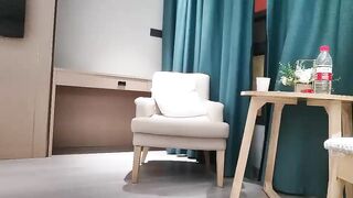 【麻花免费视频】阿西吧老表探花近距离视角聊天，高清拍摄长裙萌妹，撩起裙子摸逼给观众看，镜头前深喉操的水声哗哗