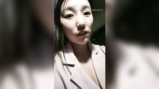 【麻花免费视频】寂寞的骚逼少妇年轻玩点刺激的很有激情跟小哥户外车震，全程露脸身材不错被小哥各种抽插无套最后颜射刺激