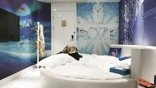 【麻花免费视频】平头男约啪短发气质外围女,屁股挺翘,舔逼摸奶,女上位,侧插,后入,趴她翘臀上后入内射.国语!