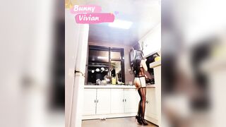 【麻花免费视频】最浪推特反差婊网红【爱丝袜Vivian姐】最新定制视频-性感厨娘 爆裂黑丝厨房激烈性爱 高清私拍20P 高清960P原版