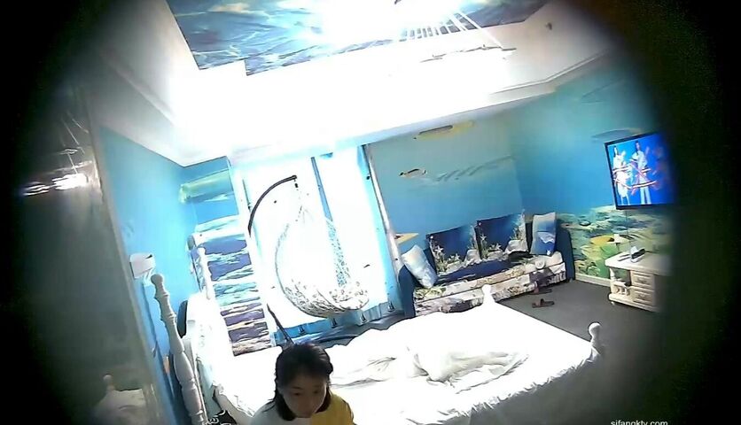 【麻花免费视频】最近很热的情趣酒店海洋套房摄像头偷拍小妹吃完早点和姐夫开房偷情姐夫貌似很忙不停有电话打入