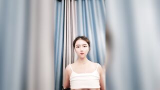 【麻花免费视频】模特小姐姐为赚钱下海直播激情秀，撩起小背心揉捏奶子，被炮友特写手指扣穴，抱起来对着镜头猛操第一视角后入