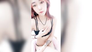 伊梦小仙女居家自慰呻吟诱惑玩弄骚逼流水