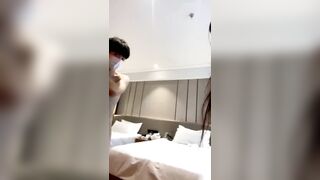 【麻花免费视频】双马尾学生妹小男友舔骚逼快操我吧第一视角猛怼