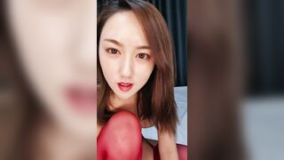 【麻花免费视频】小人妻站立玩弄抽插淫穴站立喷尿好壮观