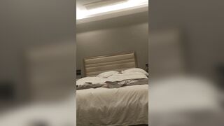 【麻花免费视频】熟女酒店约操小哥玩弄主动上位抽插内射