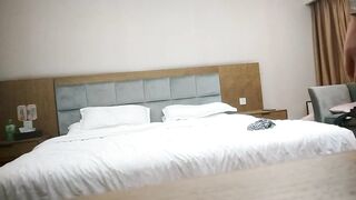 无情的屌约操网红外围女掏出JB就让妹子吸01