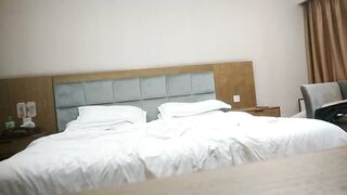 【麻花免费视频】无情的屌约操网红外围女掏出JB就让妹子吸02