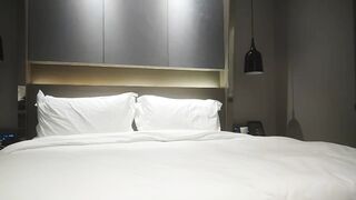 【麻花免费视频】大屌男酒店约操极品外围上位抽插高潮01