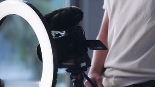 【麻花免费视频】爱肛交的莱克西引诱害羞的摄影师