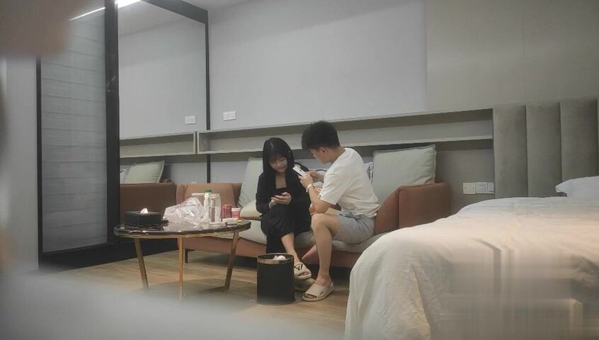 【麻花免费视频】18岁反差婊闺蜜操逼猛哥肉感小妞骑坐后入爆操