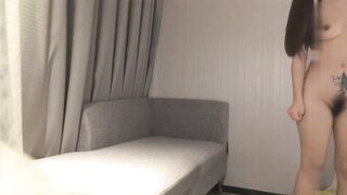 【麻花免费视频】2800网约外围小姐姐，清纯乖巧沙发上暴操展示