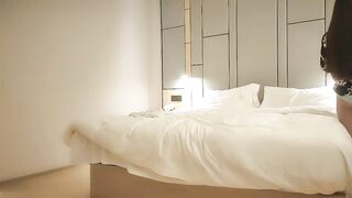 【麻花免费视频】3500网约极品外围女神后入啪啪还要吮手指