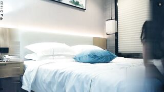 【麻花免费视频】七天性感包臀裙眼镜妹子穿上女仆装口交猛操