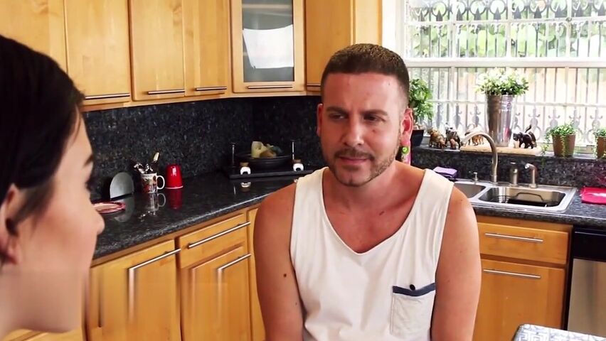 【麻花免费视频】两个淫荡的辣妹轮流骑着他们英俊的继兄弟公鸡