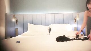 【麻花免费视频】大屌哥高价约两01年萝莉萌妹双飞轮流爆插