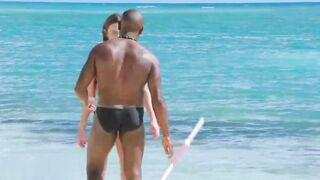 【麻花免费视频】性感的人妻在度假时出轨英国广播公司职员