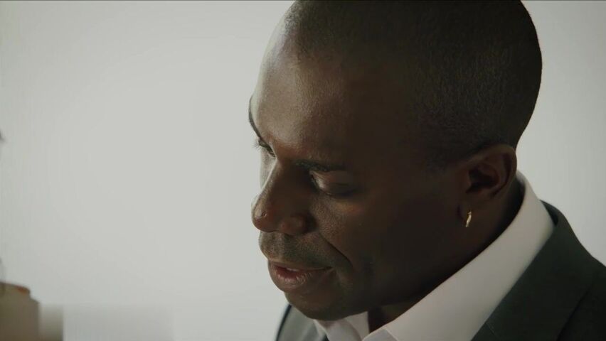 【麻花免费视频】性感的房地产经纪人上门为客户提供服务