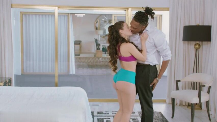 【麻花免费视频】性感的拉娜·罗德斯和BBC职员在卧室做爱