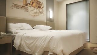 【麻花免费视频】新人小伙上场清秀文静小姐姐身姿曼妙美乳翘臀