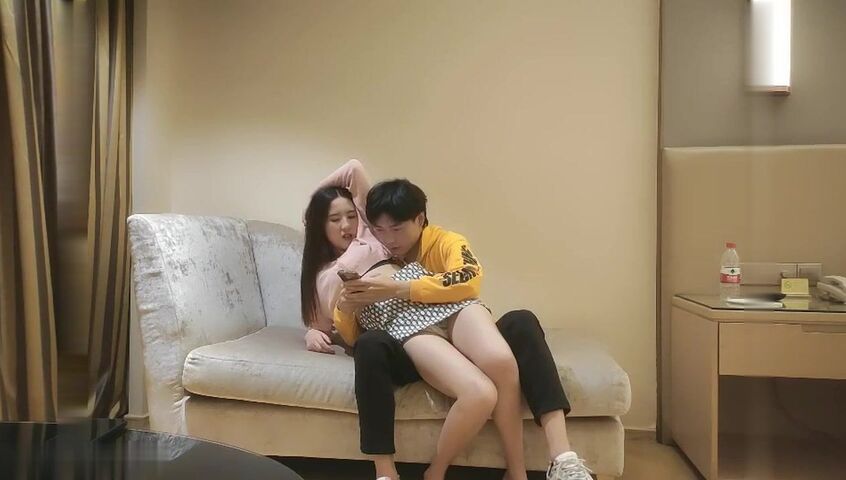 【麻花免费视频】新人小伙上场清秀文静小姐姐身姿曼妙美乳翘臀