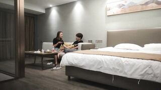 【麻花免费视频】日久深情小伙酒店操外围齐逼短裤美腿吸吮舔屌