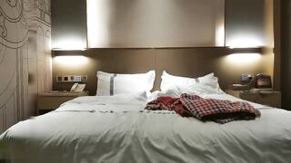 【麻花免费视频】格子外套粉帽萌妹子啪啪舔奶口交调情后入